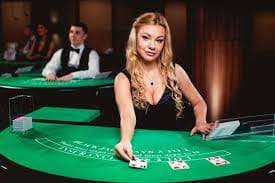Antarmuka permainan Captain's Bounty di aplikasi mobile winning303 menampilkan gulungan slot dengan tema bajak laut